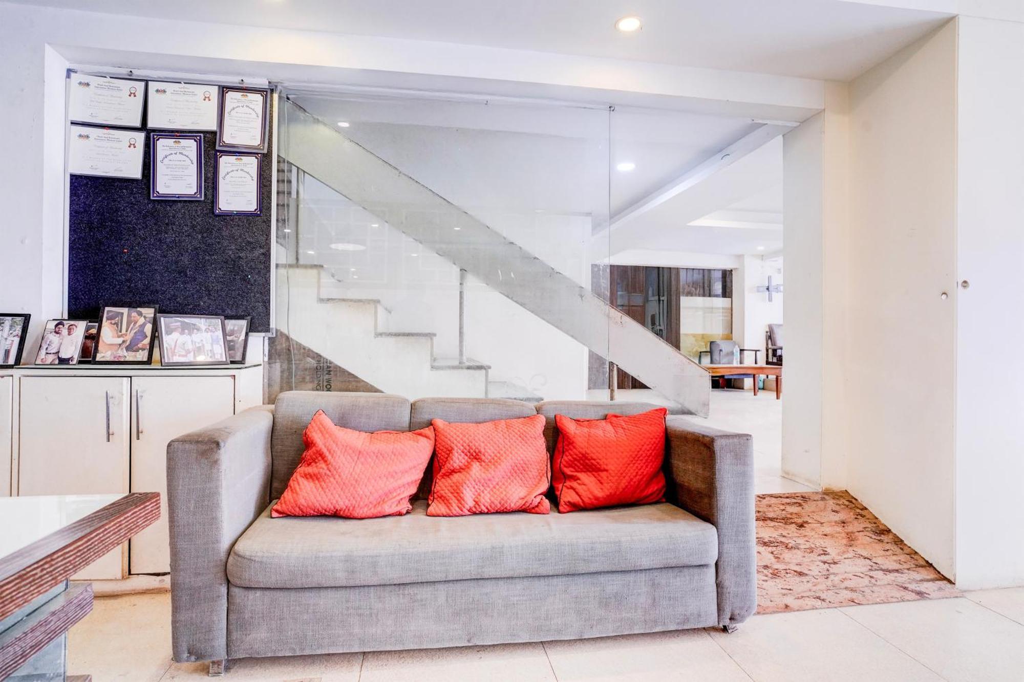 Super Townhouse Khar The Unicontinental Hotel Mumbai Ngoại thất bức ảnh