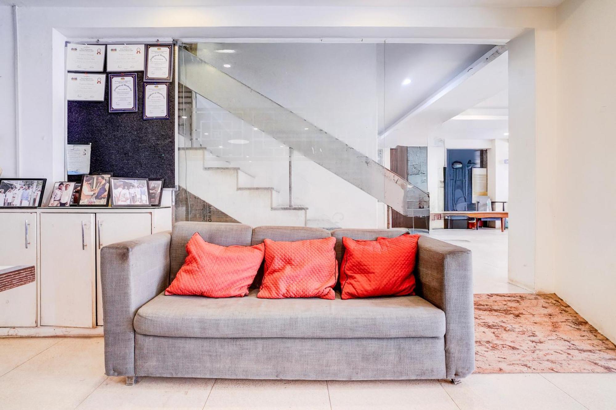 Super Townhouse Khar The Unicontinental Hotel Mumbai Ngoại thất bức ảnh